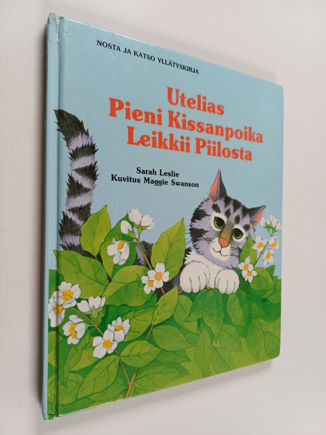 Sarah Leslie : Utelias pieni kissanpoika leikkii piilosta