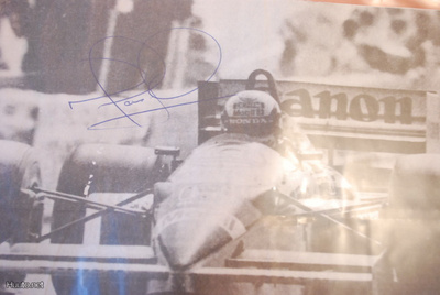 Nigel Mansell nimikirjoitus lehtikuvassa