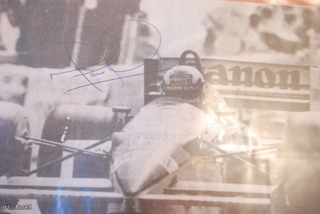 Nigel Mansell nimikirjoitus lehtikuvassa