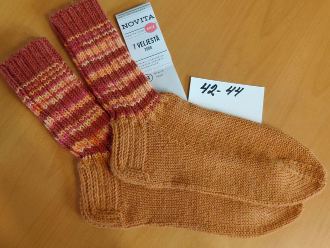 VILLASUKAT UUDET koko 42-44  7-Velj. langasta