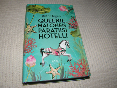 Ruth Hogan Queenie Malonen paratiisihotelli -sid