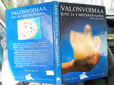 Anne Hietanen : Valonvoimaa kivi- ja väriterapiaopas