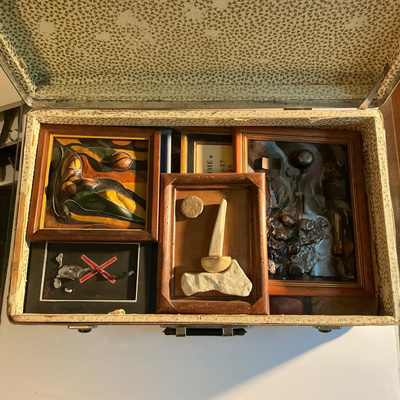 Uniikki taideassemblaasi matkalaukussa – Duchamp-henkinen 02