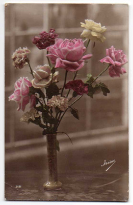 KUKKIA / Sirot ruusut messinkimaljakossa. 1900-l.