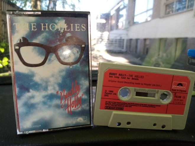 C-KASETTI THE HOLLIES :  BUDDY HOLLY ( SIS POSTIKULU )