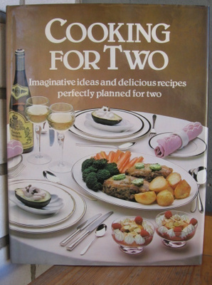 Cooking for Two, Marshall Cavendish 1984. 152 s. 118 kuvaa.