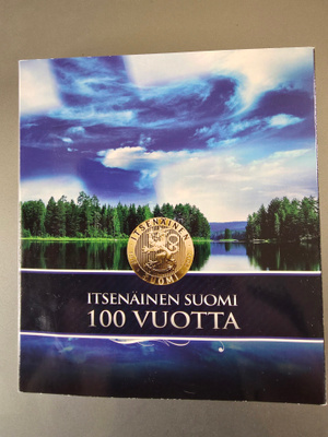 Itsenäinen Suomi 100 vuotta -keräilykansio ja mitalit