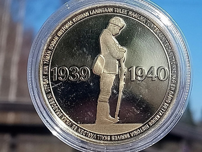 Talvisota 1939-1940. Kolikko Kullanvärinen kapselissa. Halka