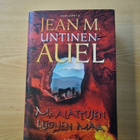 Jean M. Untinen-Auel: Maalattujen luolien maa - pikkukuva 1