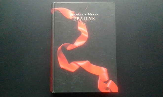 Epäilys, kovakantinen kirja 528s (Stephenie Meyer 2009)