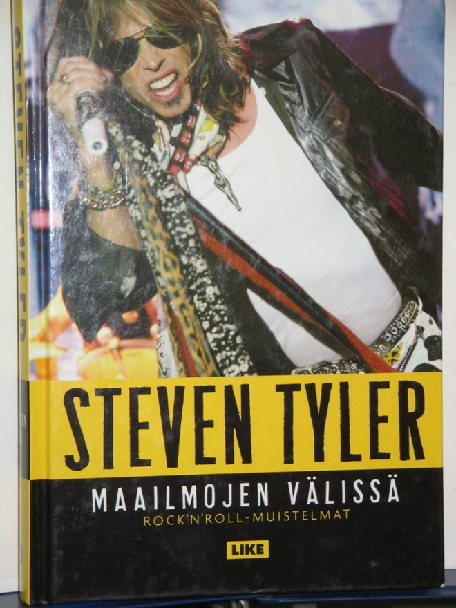 Steven Tyler : MAAILMOJEN VÄLISSÄ  Rock'n'Roll -muistelmat