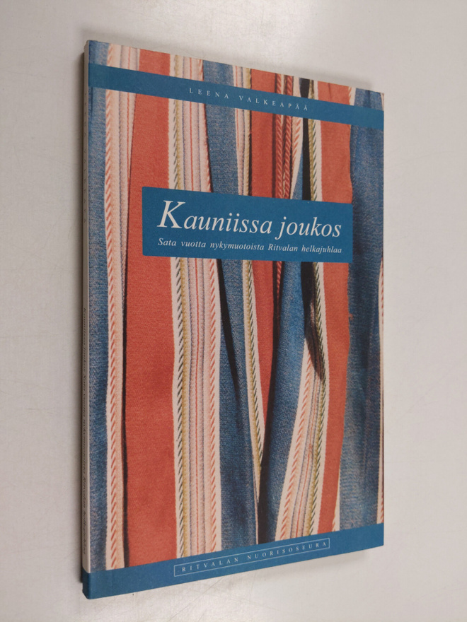 Leena Valkeapää : Kauniissa joukos : sata vuotta nykymuot...