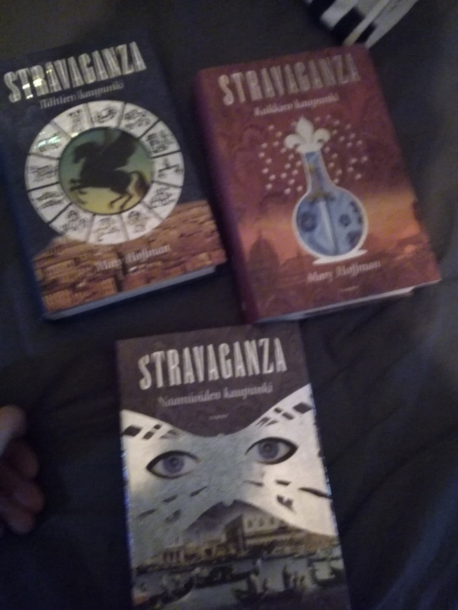 Mary hoffman stravaganza kirjoja 3kpl