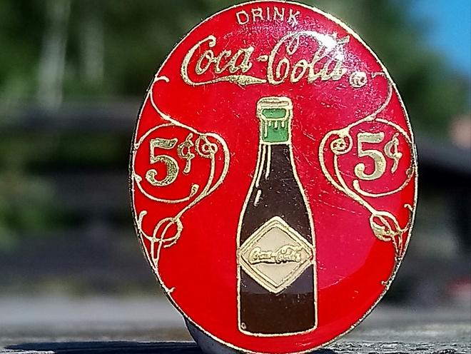 Coca - Cola Kuuluisa Vanha mainos. Halkaisija - 28 mm.