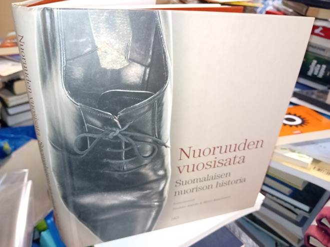 Aapola : Nuoruuden vuosisata  ( SIS POSTIKULU  )