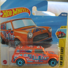 Austin Mini Van 4 door Orange 1967 Hot Wheels Art Cars 1:64 - pikkukuva 1