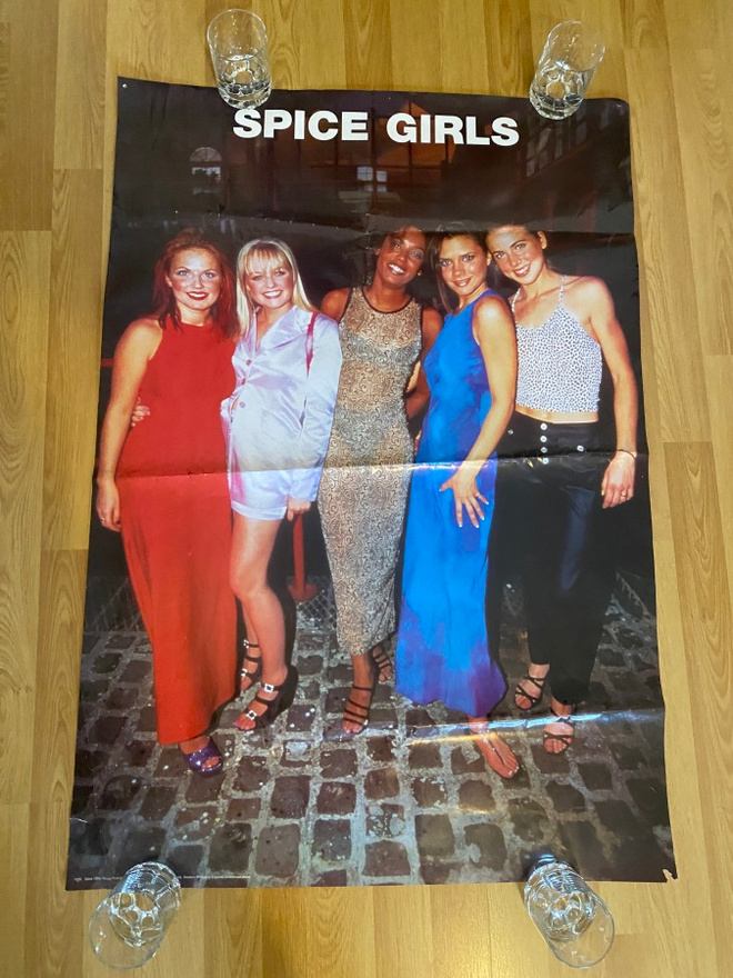 Spice Girls juliste ja 2kpl Taskupokkari 