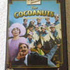 THE COCOANUTS (DVD) KOOKOSPÄHKINÖITÄ - pikkukuva 1