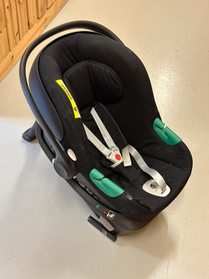CYBEX Aton B2 i-Size Turvakaukalo ja telakka.