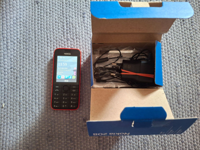 Nokia 208 puhelin + lataja + earphones