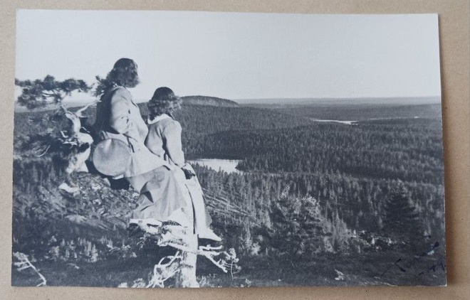 Kuusamo, kaksi leidiä vaaralla ihailemassa näköalaa, ei p.