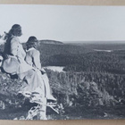 Kuusamo, kaksi leidiä vaaralla ihailemassa näköalaa, ei p. - pikkukuva 1