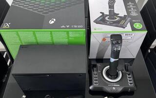 Xbox S X 1TB (ovh.589€)+Flighstick (129€)+Kuulokkeet (93€)