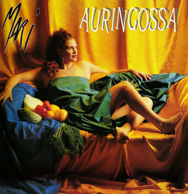 Mari - Auringossa