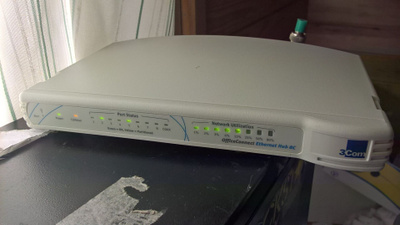 3Com hubi, kahdeksalla portilla