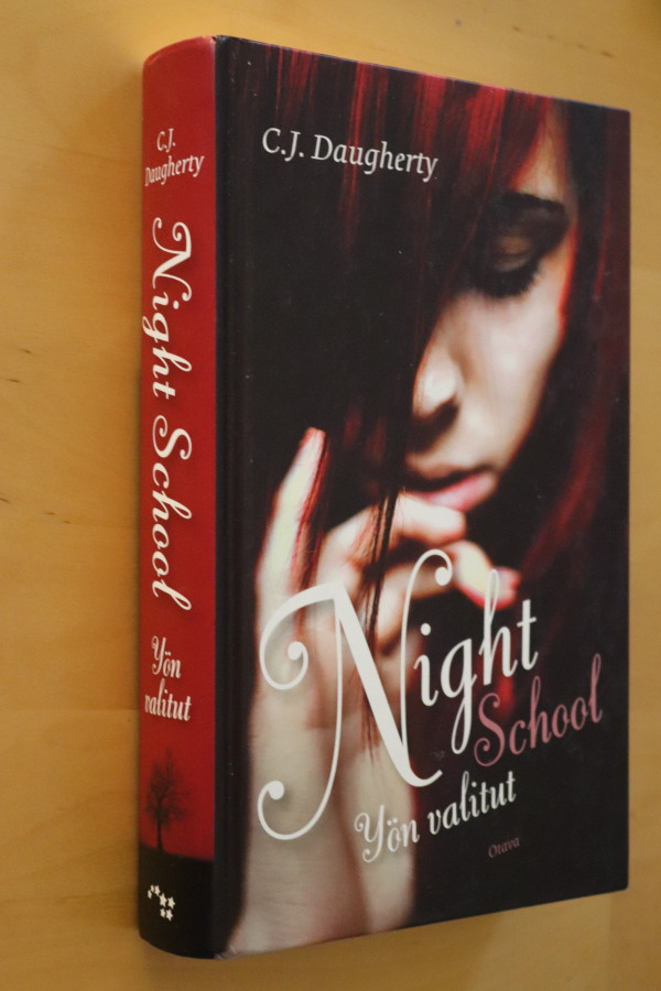 C. J. Daugherty : Yön valitut Night School 1 ( 1.p. 2013 )