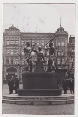 Helsinki: Kolme seppää - patsas