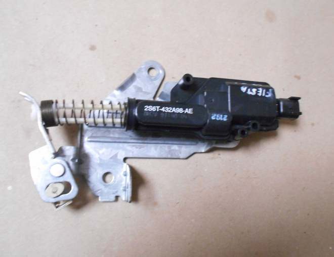 Takaluukun lukitusmoottori Ford 2S6T432A98AE. Ford Fiesta V