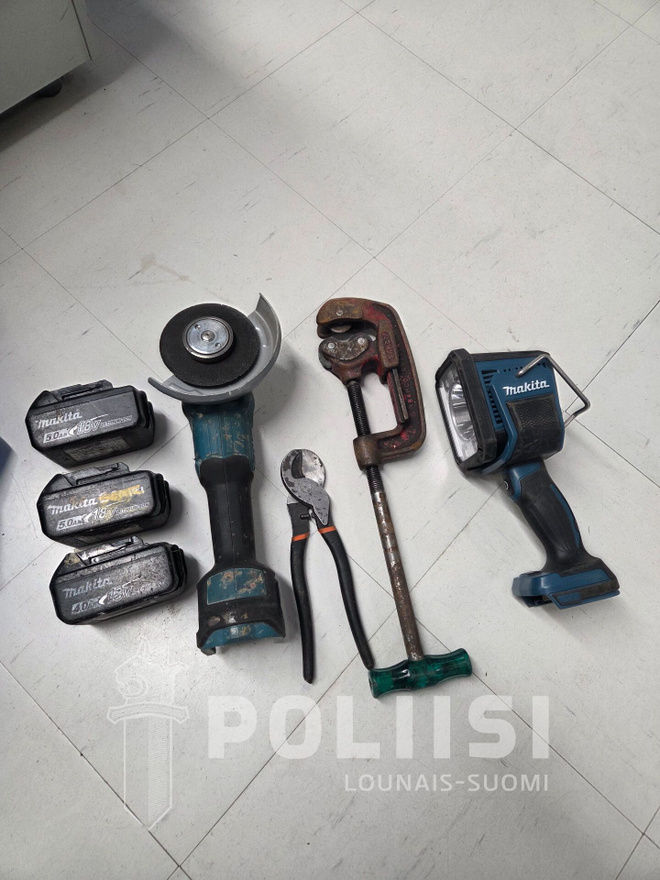 [LT-10535-2026] Työkaluja ja akkuja
