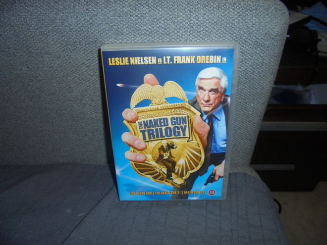DVD box Alaston Ase. Leslie Nielsen