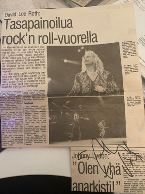 Steve Vai nimikirjoitus lehtikuvassa
