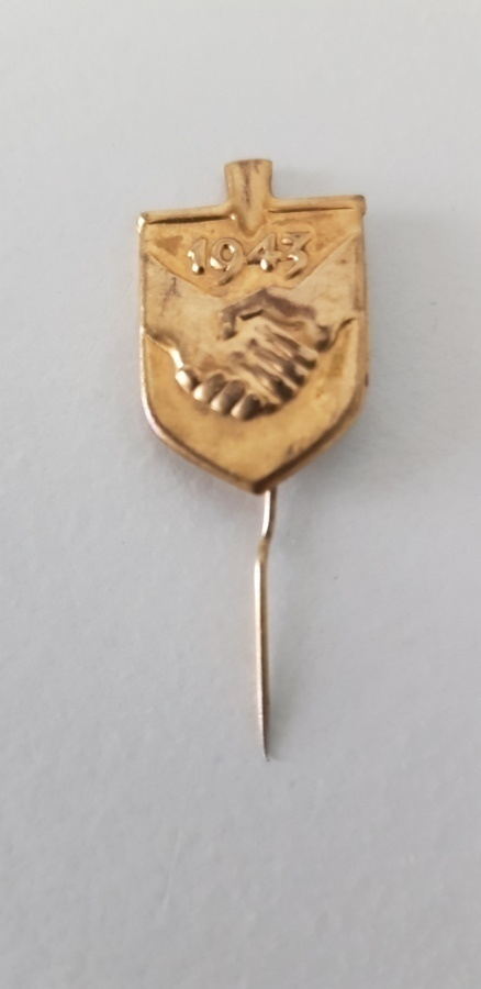 Kullattu Nuorten talkoolapio -merkki - vuosi 1943