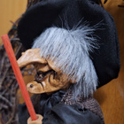 Ovikranssi jossa istuu noita-akka pääsiäinen Halloween - pikkukuva 2