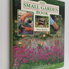 Peter McHoy : The small garden book : a practical guide t... - pikkukuva 1
