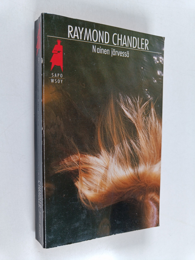 Raymond Chandler : Nainen järvessä