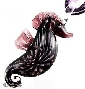 1143 .. Kaunis Lampwork Taidelasi Horse .. Kaulakoru