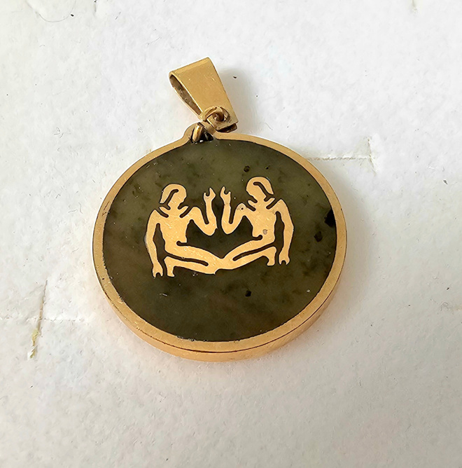 Vintage Kaksoset-horoskooppiriipus luonnonkivellä – laadukas