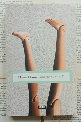 Hanna Hauru - Liian pienet sandaalit (nid.)