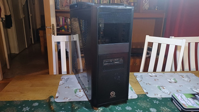 ATX tornikotelo ikkunalla Thermaltake