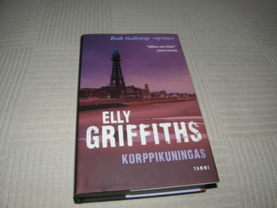 Elly Griffiths Korppikuningas  -sid