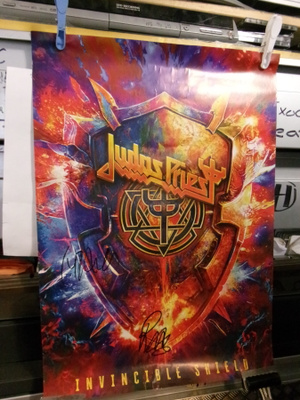 JUDAS PRIEST INVINCIBLE SHIELD POSTERI KAHDELLA NIMMARILLA