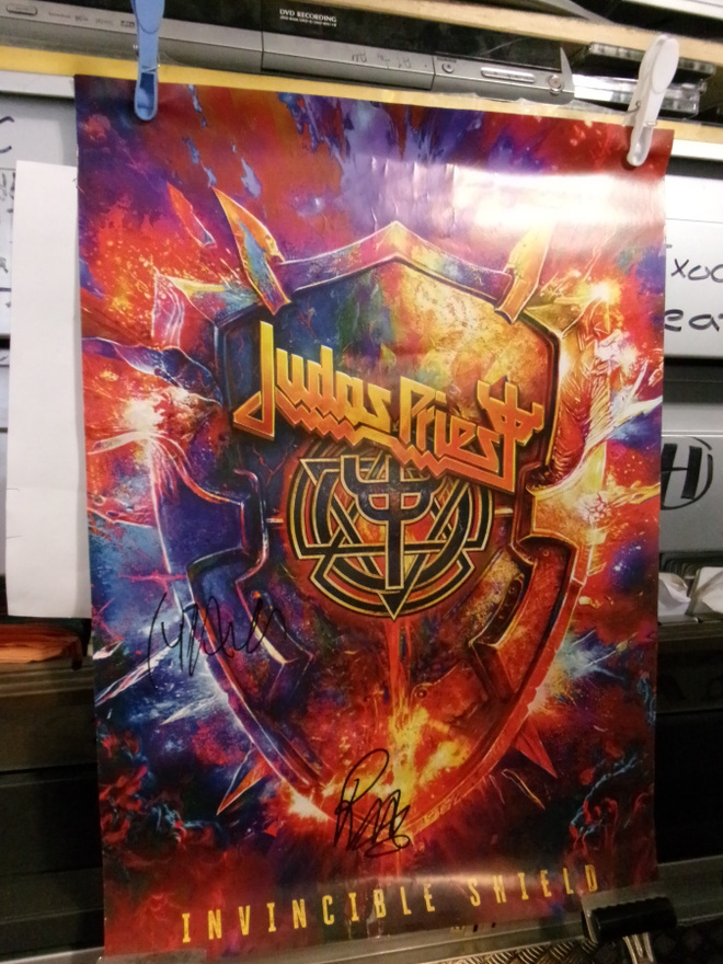 JUDAS PRIEST INVINCIBLE SHIELD POSTERI KAHDELLA NIMMARILLA
