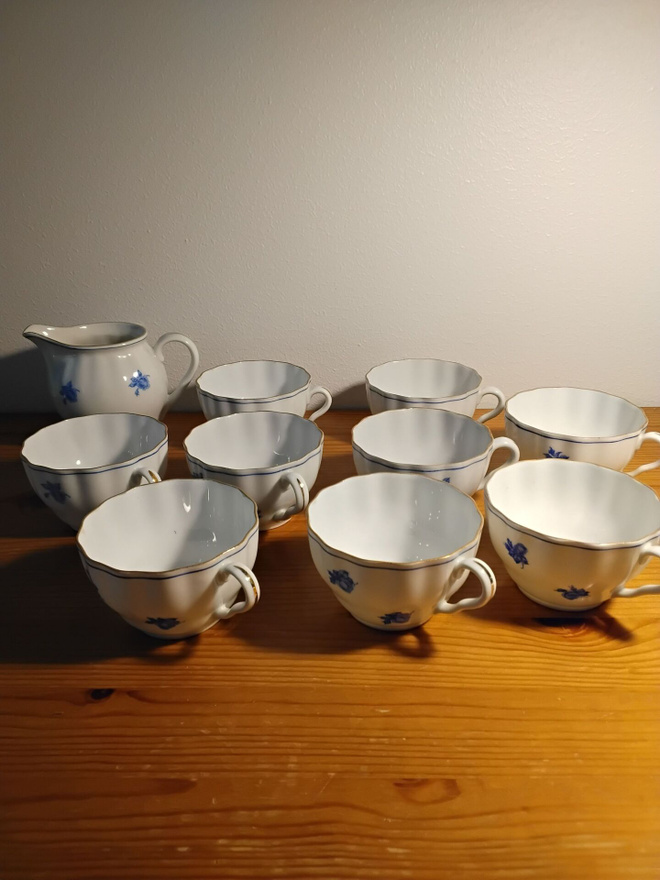 9 x Arabia Ruusu kahvikuppi + kermakko + 11 x aluslautanen
