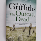 Elly Griffiths : The outcast dead : a Dr Ruth Galloway my... - pikkukuva 1