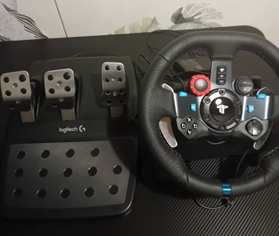 Logitech G29 -rattiohjain polkimineen