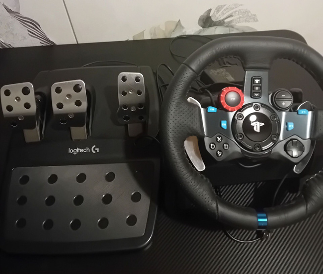 Logitech G29 -rattiohjain polkimineen